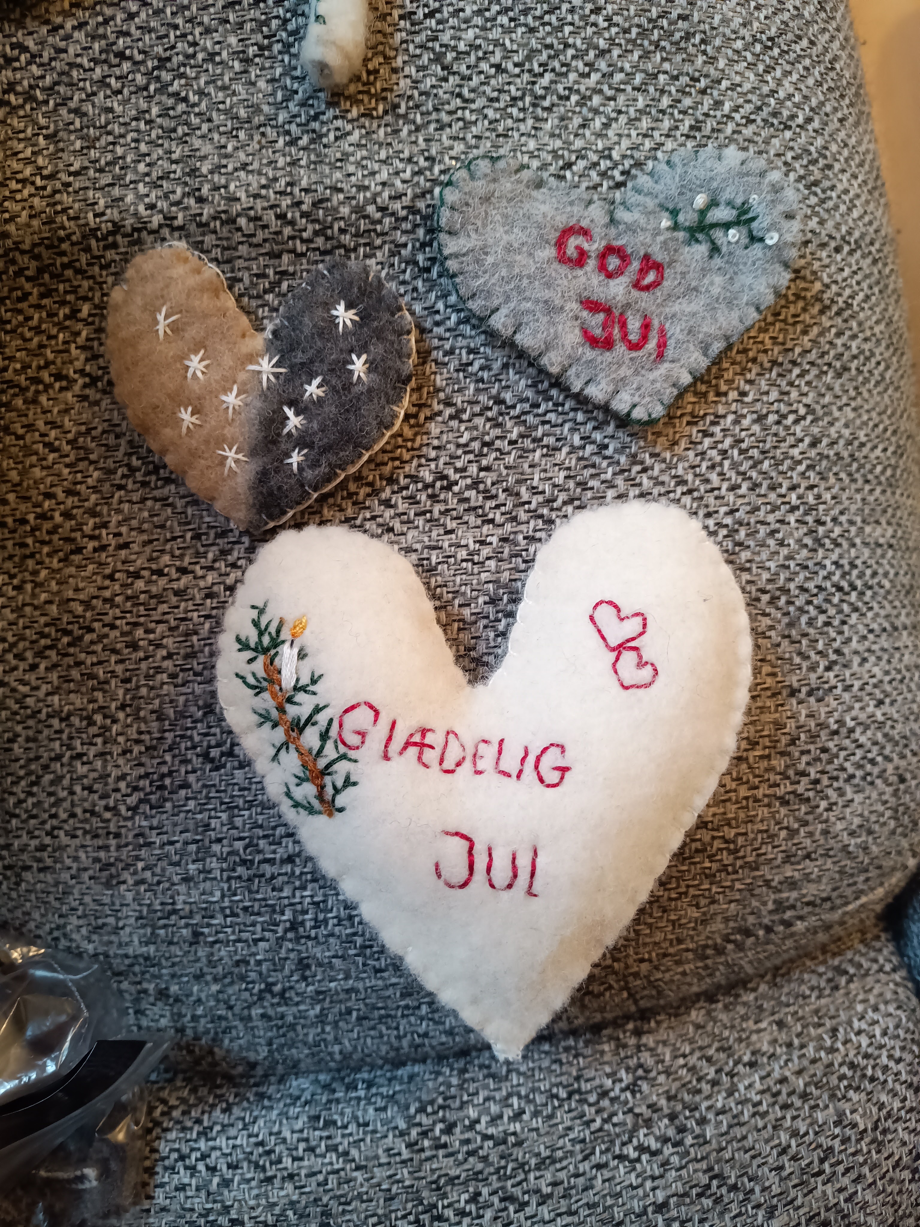 Broderi for begyndere - at male med sting og syet julepynt.